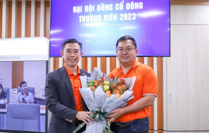 Tân chủ tịch HĐQT FPT Telecom Hoàng Việt Anh (trái) và ông Hoàng Nam Tiến. Ảnh: Ftel