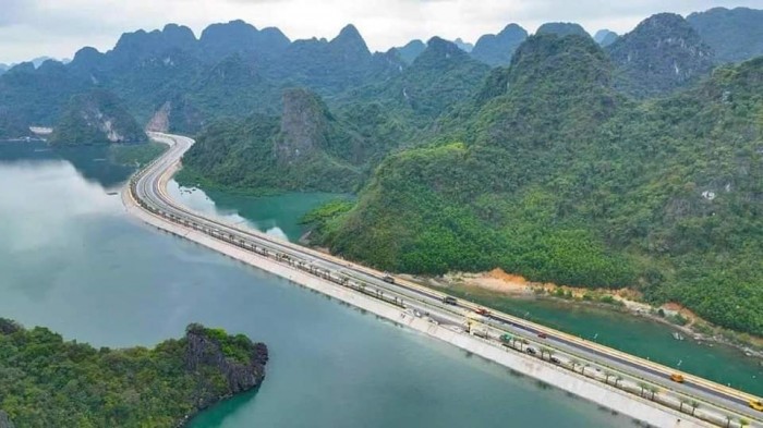 Một góc tuyến đường bao biển được đánh giá là đẹp nhất Việt Nam. Ảnh: Báo Giao thông