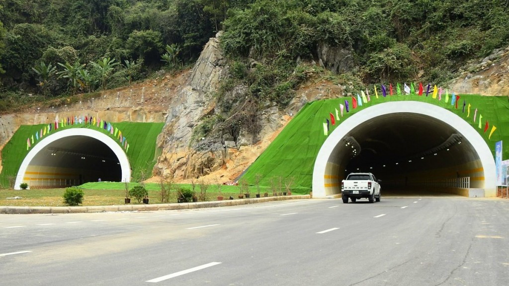 Đường hầm xuyên núi được xem là biểu tượng của tuyến đường này. Ảnh: Tuổi trẻ Thủ đô