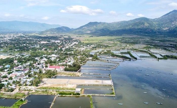 Tin bất động sản ngày 1/5: Gần 2.400 thửa đất ở huyện Cam Lâm, tỉnh Khánh Hòa được giao dịch trở lại