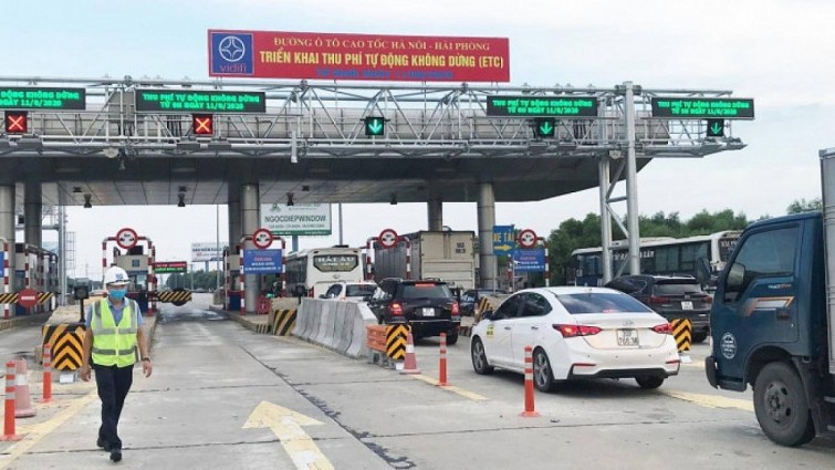 Phương tiện đi vào làn thu phí tự động không dừng tại trạm thu phí đầu tuyến cao tốc Hà Nội-Hải Phòng.