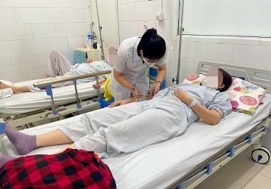 Hà Nội: Mua phẩm màu ở chợ về làm nem rán, hai mẹ con nhập viện vì ngộ độc