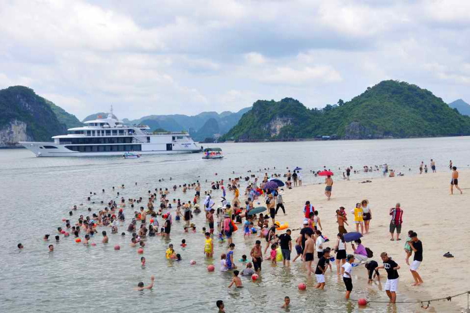 Hiện nay bãi tắm Ti Tốp là bãi tắm duy nhất mở cửa trên Vịnh Hạ Long cho du khách tắm biển. Ảnh: Vietnamnet