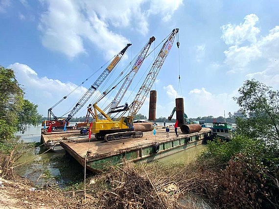Thi công cầu Bạch Đằng nối liền 2 tỉnh Bình Dương - Đồng Nai. Ảnh: Sài Gòn giải phóng