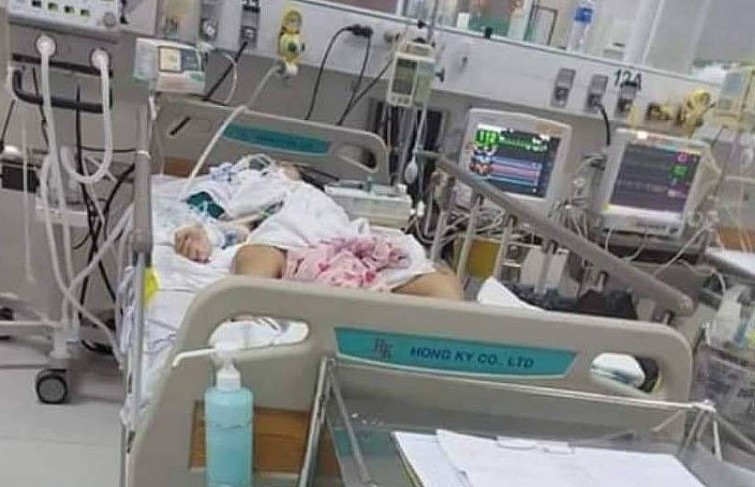 Cháu N. hôn mê lúc đang điều trị tại bệnh viện Nhi Đồng 2. Ảnh: Người nhà cung cấp