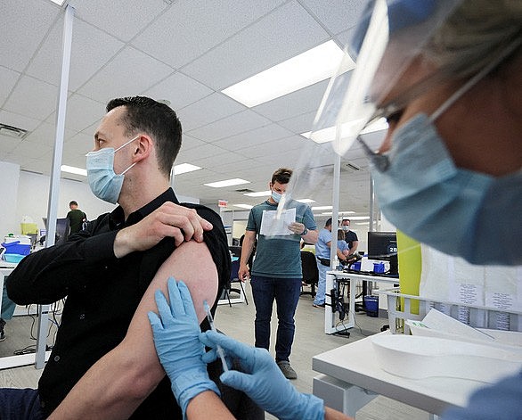 Tiêm vắc xin đậu mùa khỉ tại Canada. Ảnh: REUTERS