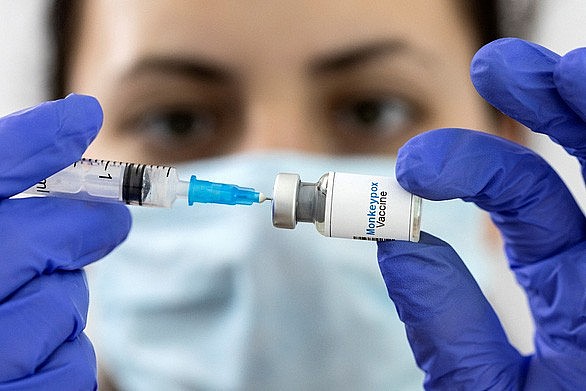 Anh đề nghị tiêm vắc xin đậu mùa cho những người tiếp xúc với các ca bệnh hoặc nghi mắc bệnh - Ảnh: REUTERS
