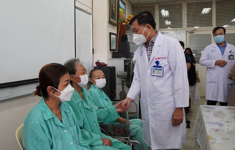 3 nữ bệnh nhân vừa được Bệnh viện Chợ Rẫy cứu sống. Ảnh: Thanh niên
