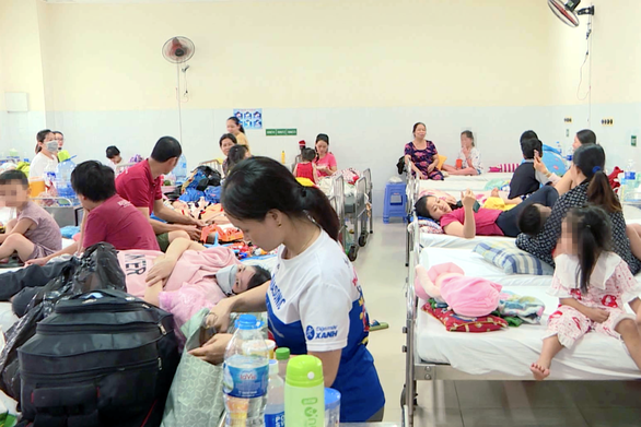 Nhiều khoa phòng ở Bệnh viện Nhi đồng Đồng Nai quá tải do lượng bệnh nhi mắc sốt xuất huyết nhập viện tăng cao. Ảnh: Tuổi Trẻ