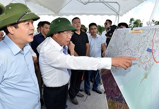 Phó Thủ tướng khảo sát thực địa hướng tuyến cao tốc Ninh Bình-Hải Phòng. Ảnh VGP