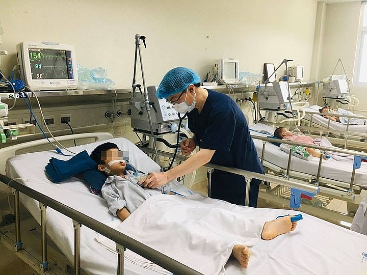 Bệnh nhi viêm não Nhật Bản đang được điều trị tại Trung tâm Bệnh Nhiệt đới của Bệnh viện Nhi Trung ương. Ảnh: Báo Tin tức