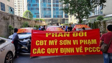 Chung cư Mỹ Sơn 62 Nguyễn Huy Tưởng: Cư dân căng băng rôn kêu cứu vì phải sống 'chui' khi chưa được nghiệm thu PCCC