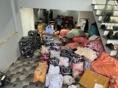 Hơn 5.000 sản phẩm quần, áo không rõ nguồn gốc, xuất xứ bị Cục Quản lý thị trường tỉnh Đắk Lắk tạm giữ