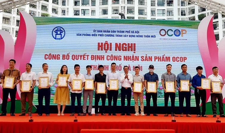 Giám đốc Sở NN&PTNT thành phố Hà Nội Chu Phú Mỹ trao Giấy chứng nhận sản phẩm OCOP cho các chủ thể. Ảnh: Hà Nội Mới
