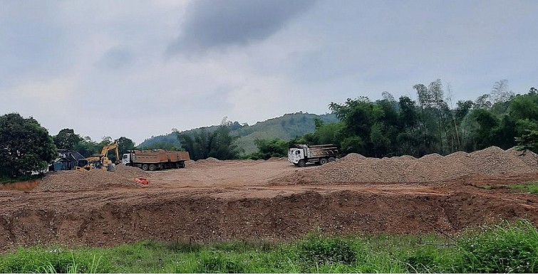 Công ty Tân Việt Bắc Lạng Sơn tự ý đổ một lượng lớn đá, cát, sỏi lên đất nông nghiệp. Ảnh: Báo Tài nguyên và Môi trường