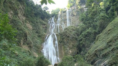 Tạm dừng tham quan, trải nghiệm du lịch tại thác Nặm Me, tỉnh Tuyên Quang