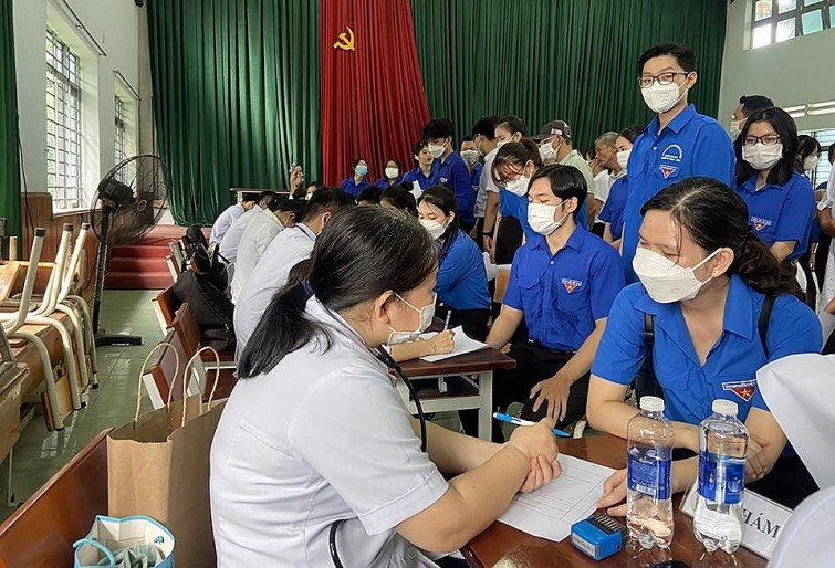 Trung ương Hội Thầy thuốc trẻ Việt Nam đã triển khai chương trình khám, chăm sóc sức khỏe hậu Covid-19, tư vấn sức khỏe và phát thuốc miễn phí cho đối tượng thanh niên công nhân.