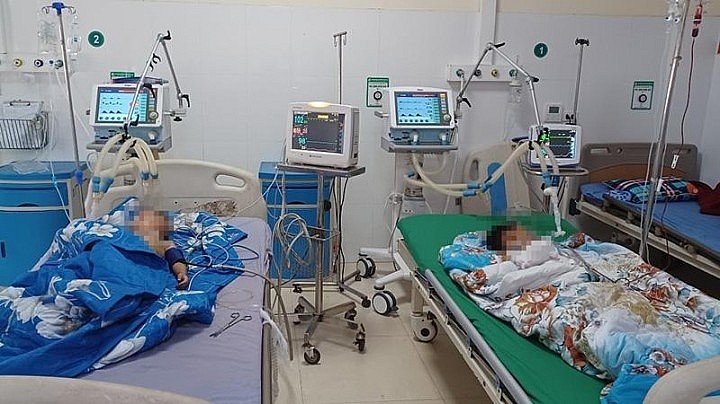 Hai cháu bé đang được điều trị tại Bệnh viện Đa khoa Thảo Nguyên Mộc Châu. Ảnh: Vietnamnet