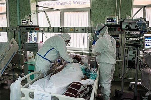 Điều trị cho bệnh nhân nhiễm COVID-19 tại bệnh viện ở Moskva, Nga. (Ảnh: AFP/TTXVN)