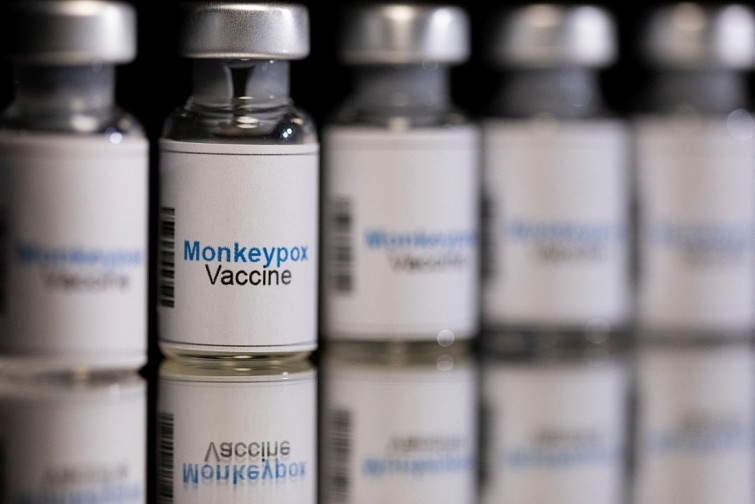 Lọ mô phỏng vaccine ngăn ngừa đậu mùa khỉ, ngày 22/5. Ảnh: Reuters