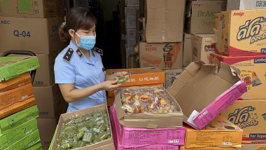 Hà Nội: Phát hiện gần 11.000 bánh trung thu nước ngoài giá siêu rẻ