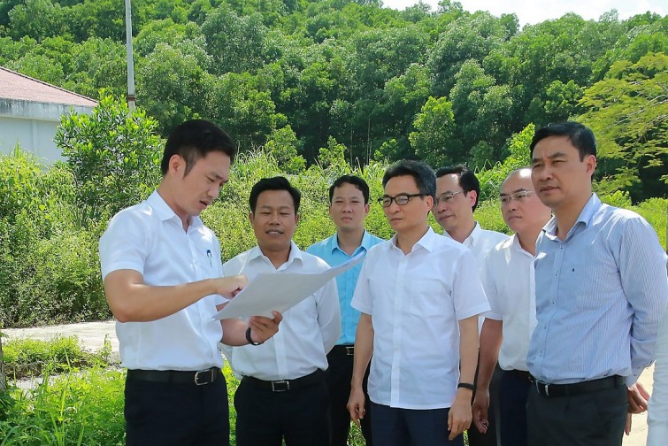 Phó Thủ tướng Vũ Đức Đam tới thăm và làm việc với ĐH Quốc gia Hà Nội về tình hình triển khai dự án đầu tư xây dựng cơ sở tại Hòa Lạc. Ảnh: Thông tin Chính Phủ