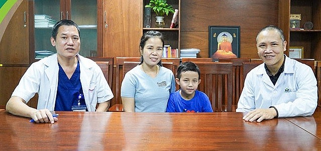 Bé K.B (8 tuổi, Quốc tịch Lào) được các bác sĩ Trung tâm Tim mạch – Bệnh viện Nhi Trung phẫu thuật sửa chữa toàn bộ dị tật tim bẩm sinh. Ảnh: Bệnh viện Nhi Trung Ương