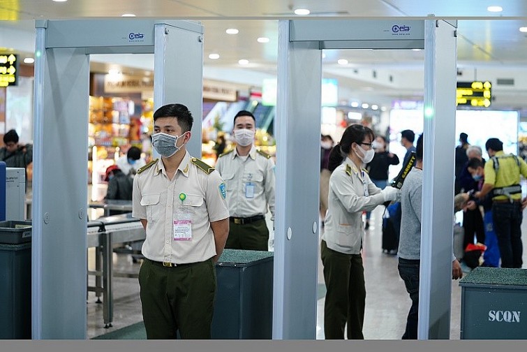 Các nhân viên làm việc tại Khu vực kiểm tra soi chiếu an ninh tại Cảng hàng không quốc tế Nội Bài. Ảnhnh: ACV).