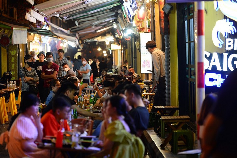 Sự tấp nập của phố cổ Hà Nội về đêm cũng được CNN giới thiệu cho du khách. Ảnh: Dân Việt