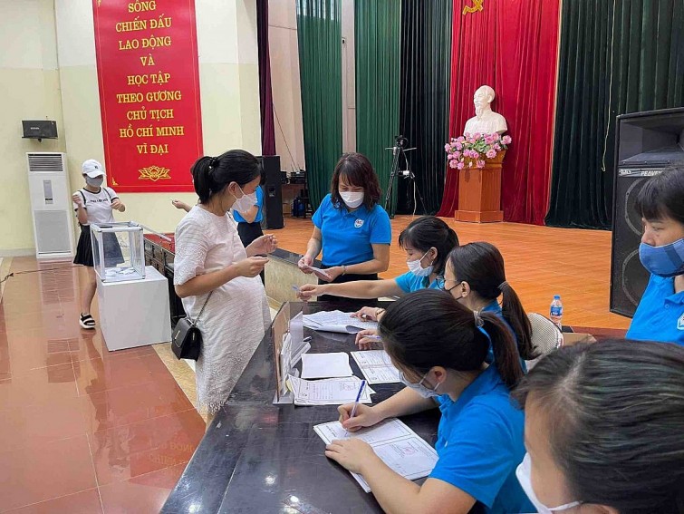 Các phụ huynh xin nghỉ làm để bốc thăm giành xuất học cho con. Ảnh: Vietnamnet.vn