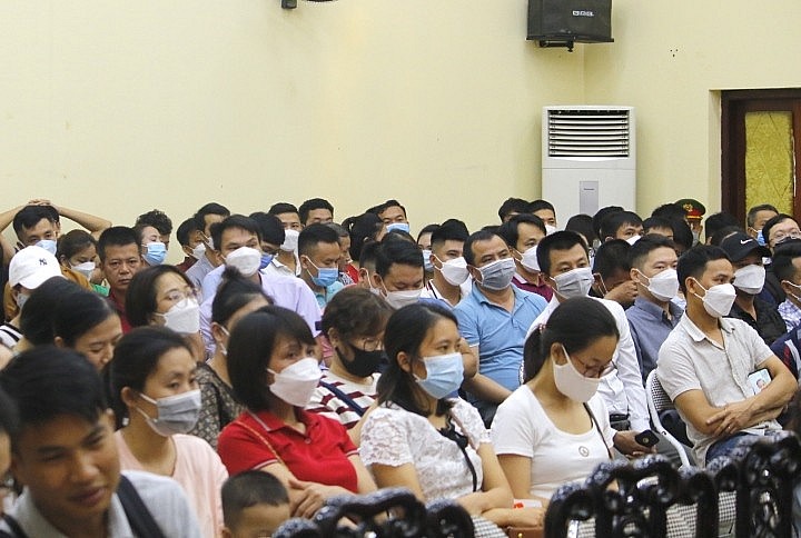 Hàng trăm phụ huynh tham gia buổi bốc thăm sáng 27/8. Ảnh: VTC.NV