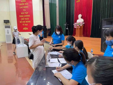 Hà Nội: Hàng trăm phụ huynh bốc thăm giành suất vào học mầm non cho con