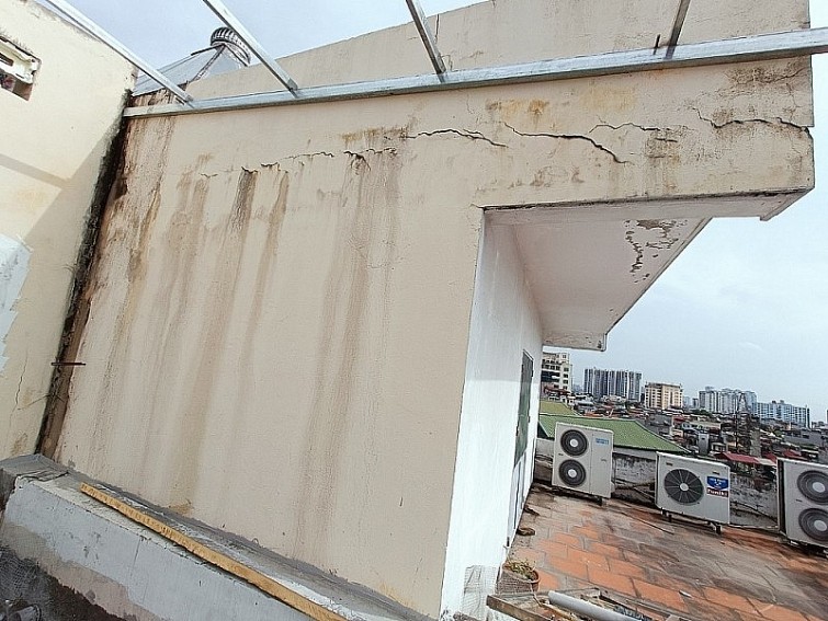 Phần trần nhà bị nứt ngang dọc vì nhà bên cạnh thi công không đảm bảo an toàn. Ảnh: Báo Xây dựng