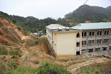 Bản tin bất động sản 31/8: Trường mới xây đội vốn hơn 100 tỷ đồng nhưng học sinh huyện Tây Giang vẫn phải đi học trường tạm