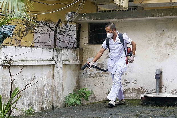 Nhân viên y tế quận Hai Bà Trưng, Hà Nội phun hóa chất diệt muỗi tại các khu dân cư trên địa bàn quận. Ảnh: TTXVN