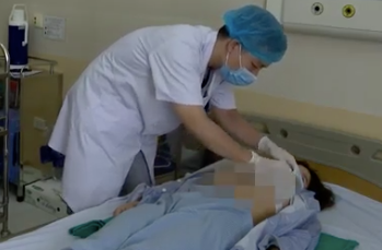 Hà Nội: Sau một tháng nâng ngực ở Sapa, cô gái trẻ bị hoại tử phải nhập viện