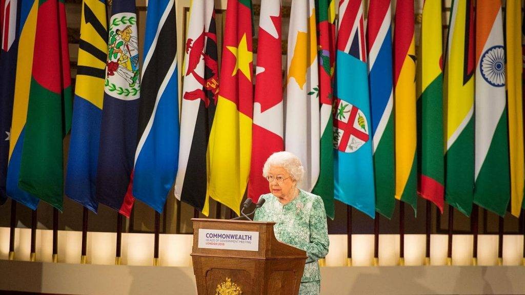 Nữ hoàng Elizabeth II và Thái tử Charles tại Hội nghị thượng đỉnh Khối thịnh vượng chung 2018