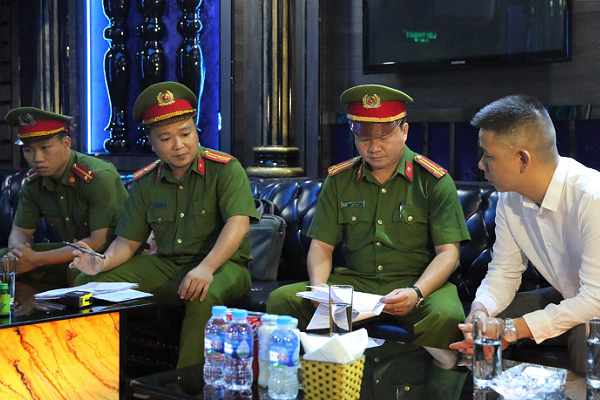 Công an thành phố Hà Nội tăng cường kiểm tra các quán karaoke, giám sát chặt các cơ sở đang bị đình chỉ hoạt động.