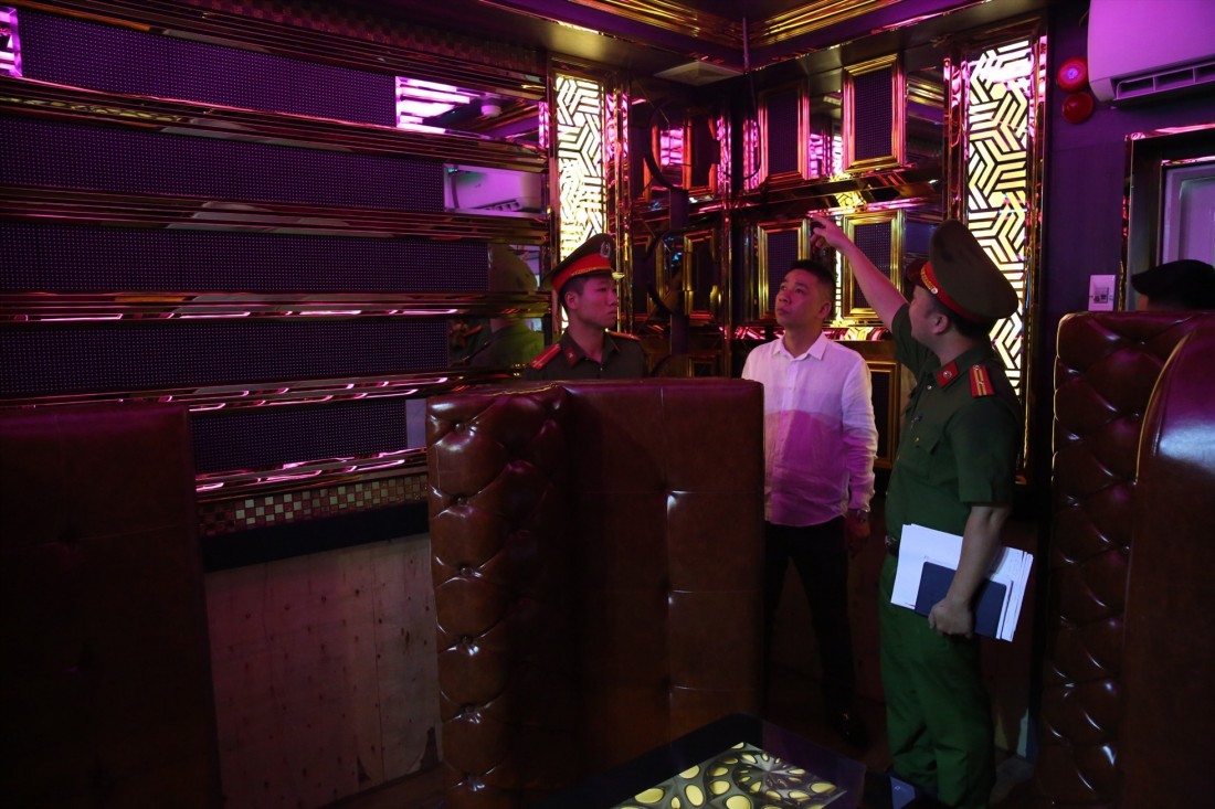 Lực lượng chức năng quận Hai Bà Trưng, Hà Nội kiểm tra công tác phòng cháy chữa cháy của quán karaoke. Ảnh: Đ.Thành