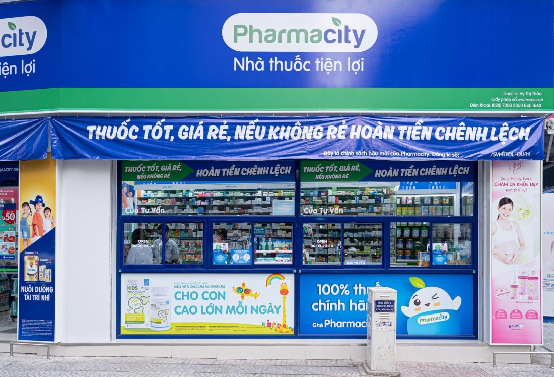 Bên ngoài một cửa hàng dược phẩm của Pharmacity