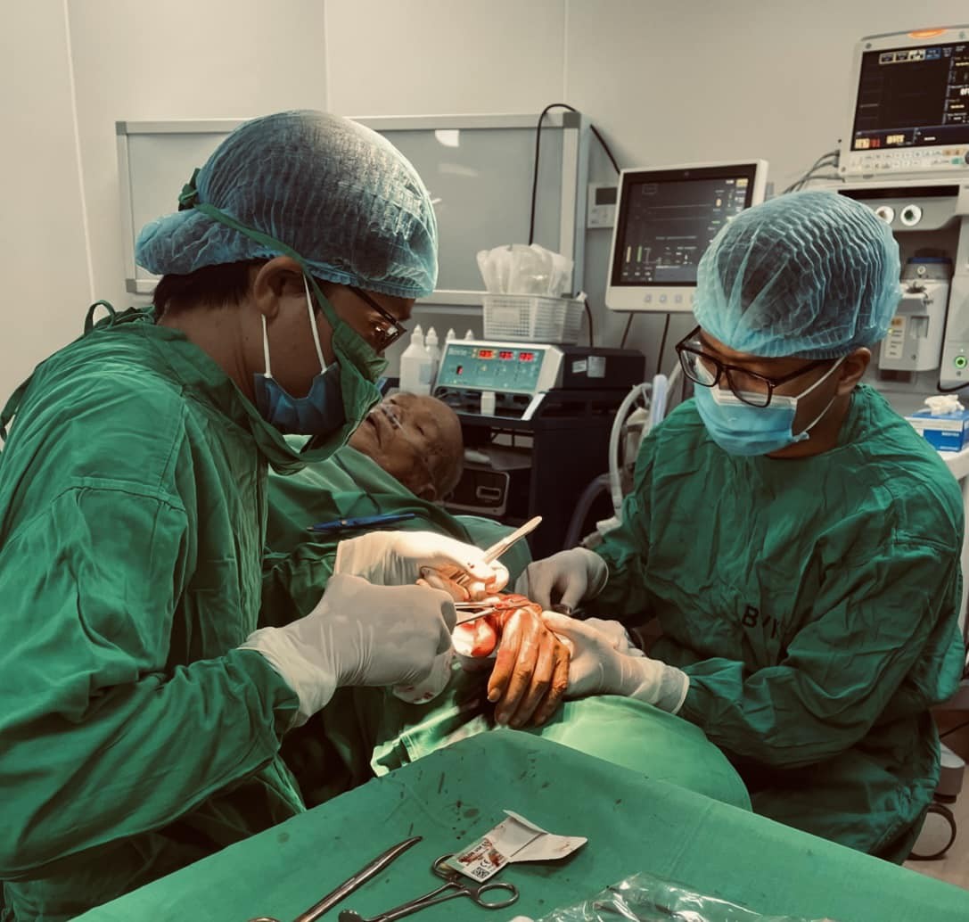 Ekip tiến hành phẫu thuật cho bệnh nhân