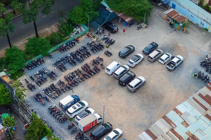 Bên trong khu đất số 42 Chu Mạnh Trinh là bãi giữ xe hoạt động hơn chục năm nay. Ảnh: Người Lao động