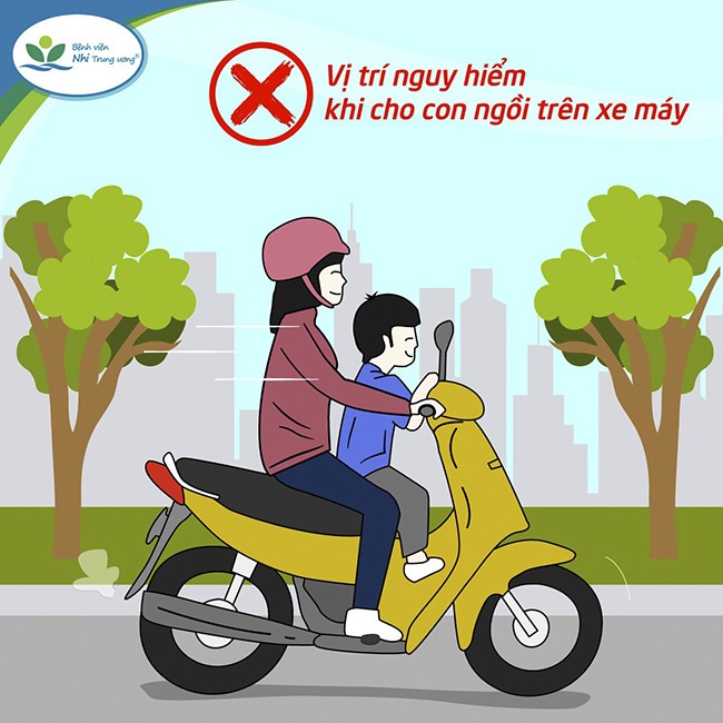 Vị trí nguy hiểm khi cho trẻ ngồi trên xe máy.