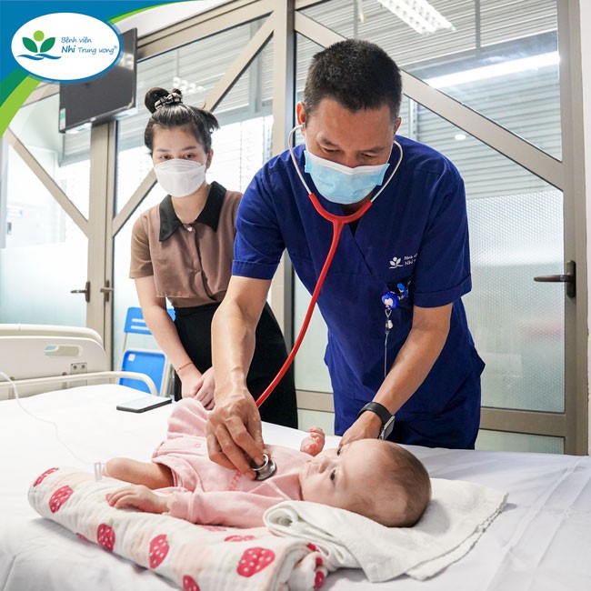 TS. BS Lê Hồng Quang, Phó Giám đốc Trung tâm Tim mạch, Bệnh viện Nhi Trung ương trực tiếp thăm khám cho bé P.S trước khi ra viện