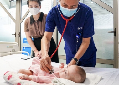 Bé gái 8 tháng tuổi người Lào được bác sĩ Việt Nam cứu khỏi 'cửa tử'