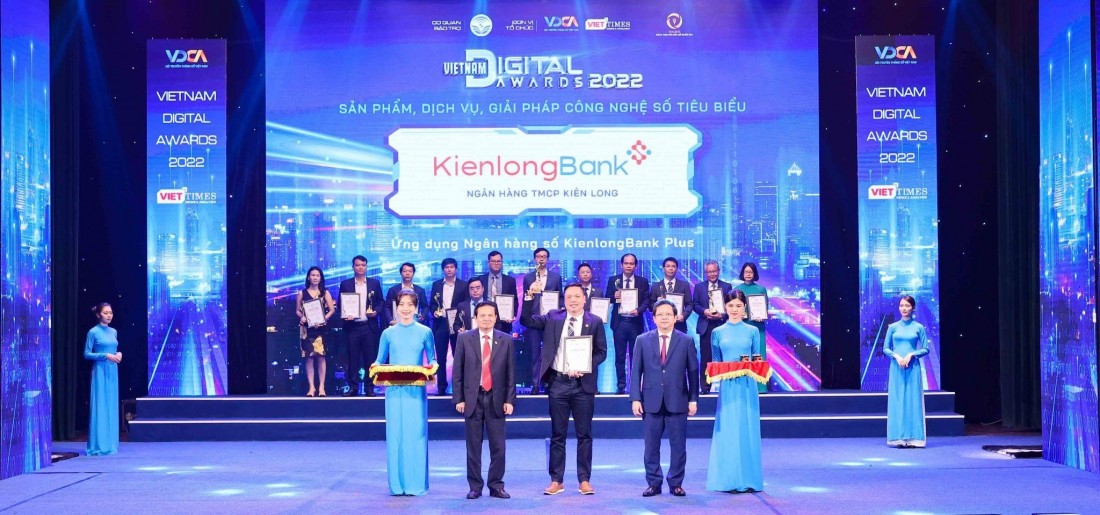 Đại diện KienlongBank nhận giải thưởng vinh danh sản phẩm, dịch vụ, giải pháp công nghệ số tiêu biểu