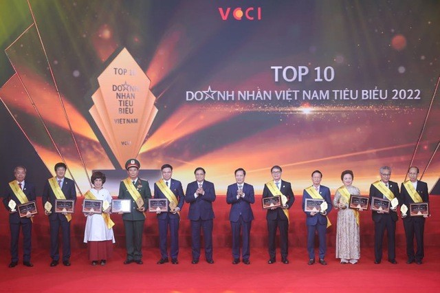 Thủ tướng Phạm Minh Chính cùng TOP10 Doanh nhân tiêu biểu nhất Việt Nam năm 2022 - Ảnh: VGP/Nhật Bắc