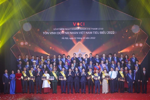 60 Doanh nhân Việt Nam tiêu biểu được tôn vinh năm 2022 có doanh thu trên 1,2 triệu tỷ đồng, vốn chủ sở hữu trên 722 nghìn tỷ đồng, nộp ngân sách nhà nước gần 148 nghìn tỷ đồng, lợi nhuận sau thuế trên 70 nghìn tỷ đồng và số lao động trên 251.000 người - Ảnh: VGP/Nhật Bắc