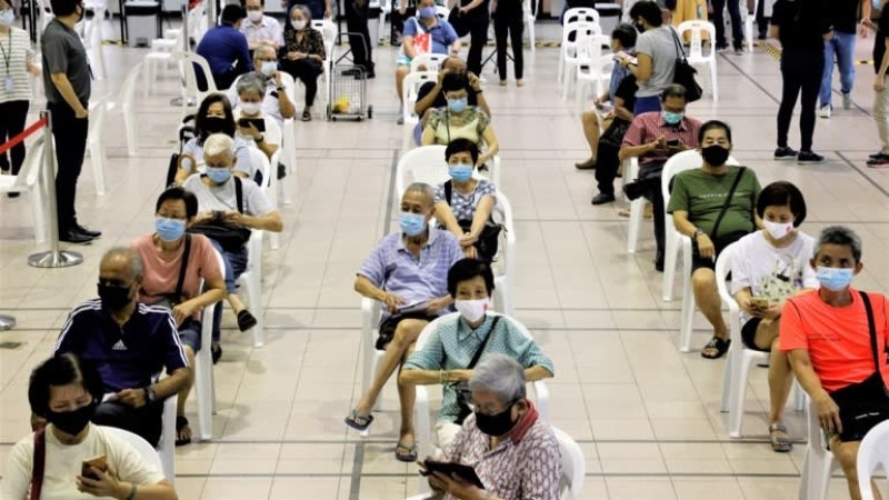Người dân Singapore xếp hàng đi tiêm vắc xin