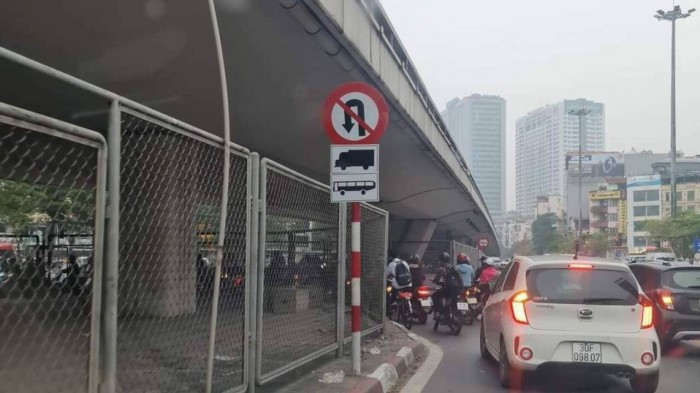 Sở GTVT Hà Nội điều chỉnh biển báo giao thông cấm ô tô tải, ô tô khách quay đầu tại nút giao Ngã Tư Sở